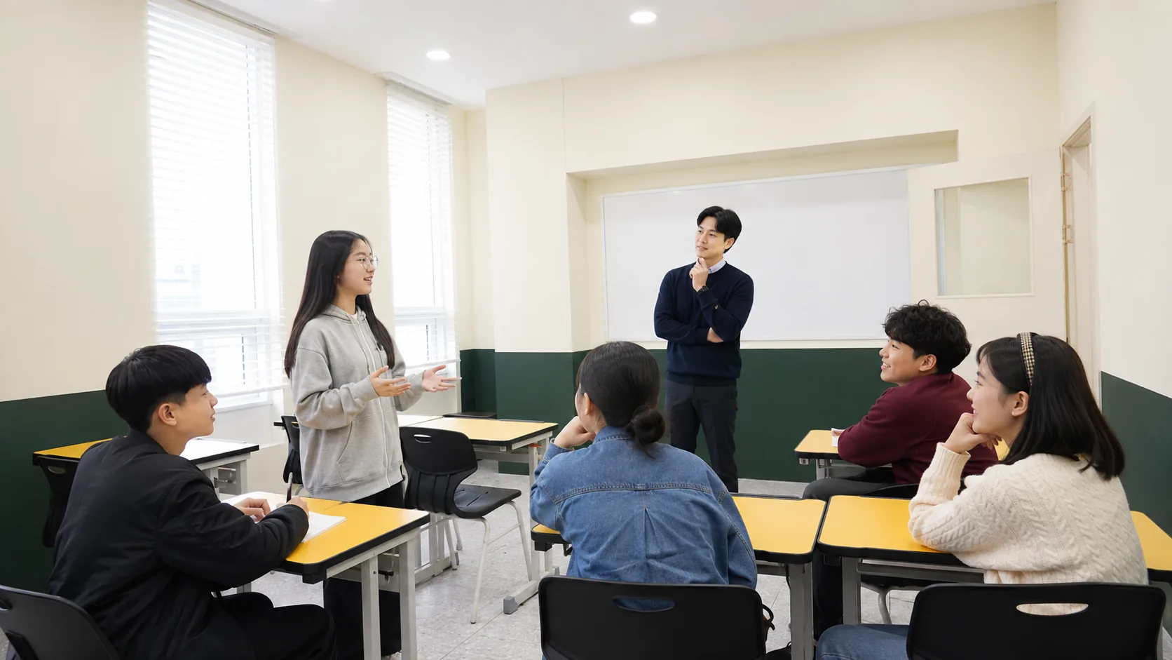 ACC어학원 중등 영어 수업 — 학생 발표와 토론