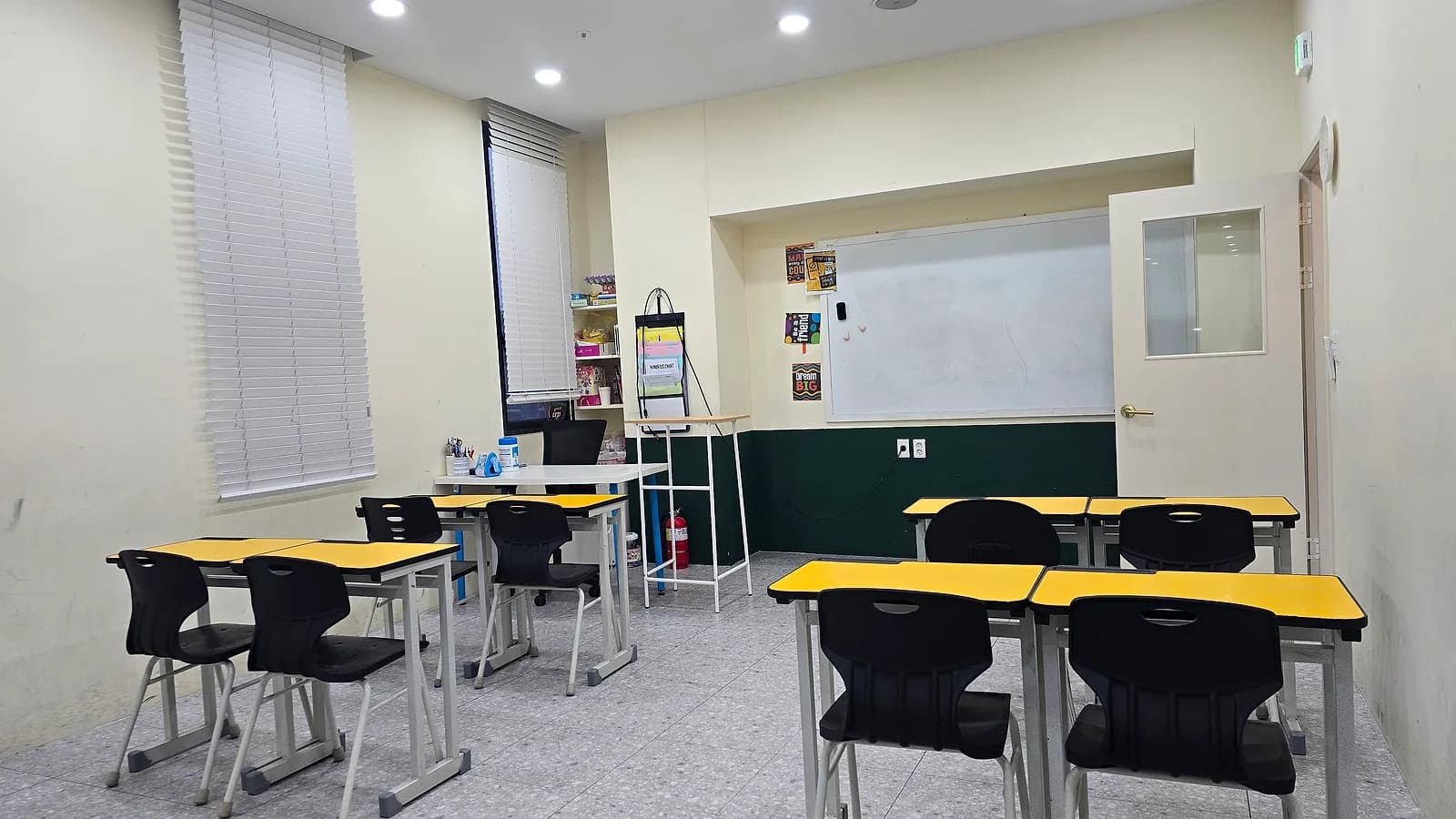 Modern Classroom — ACC 어학원 시설